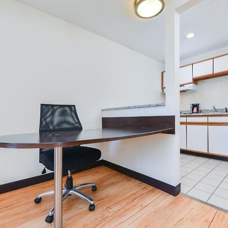Red Roof Inn Plus+ & Suites Гилфорд Екстериор снимка