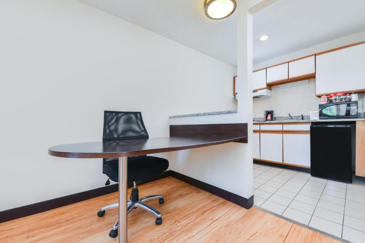 Red Roof Inn Plus+ & Suites Гилфорд Екстериор снимка