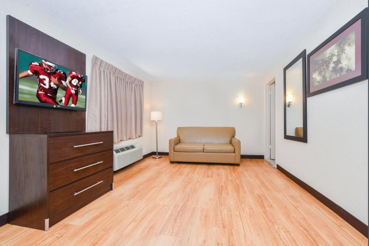 Red Roof Inn Plus+ & Suites Гилфорд Екстериор снимка