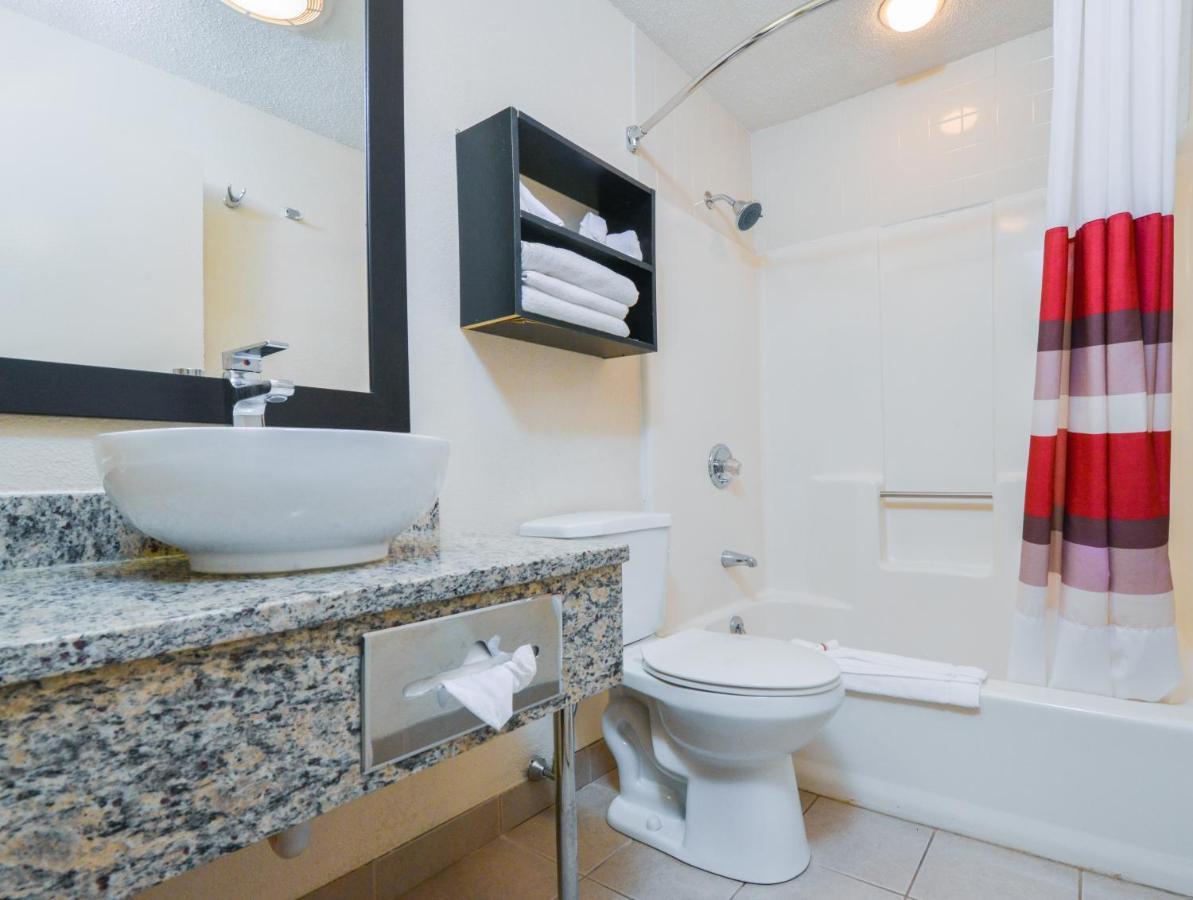 Red Roof Inn Plus+ & Suites Гилфорд Екстериор снимка
