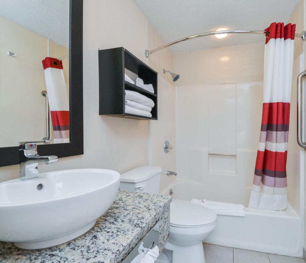 Red Roof Inn Plus+ & Suites Гилфорд Екстериор снимка