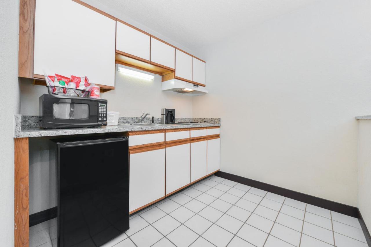 Red Roof Inn Plus+ & Suites Гилфорд Екстериор снимка