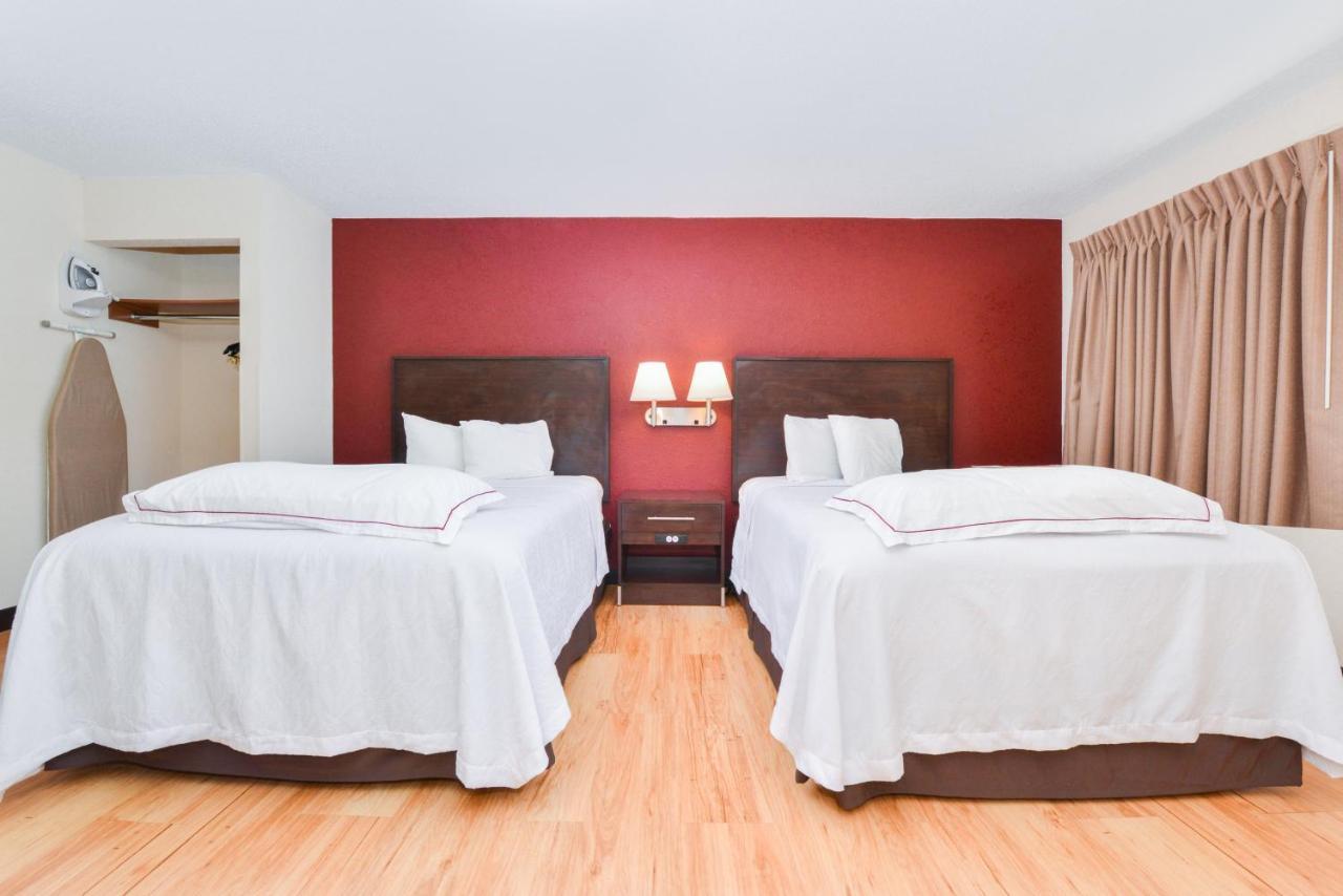 Red Roof Inn Plus+ & Suites Гилфорд Екстериор снимка