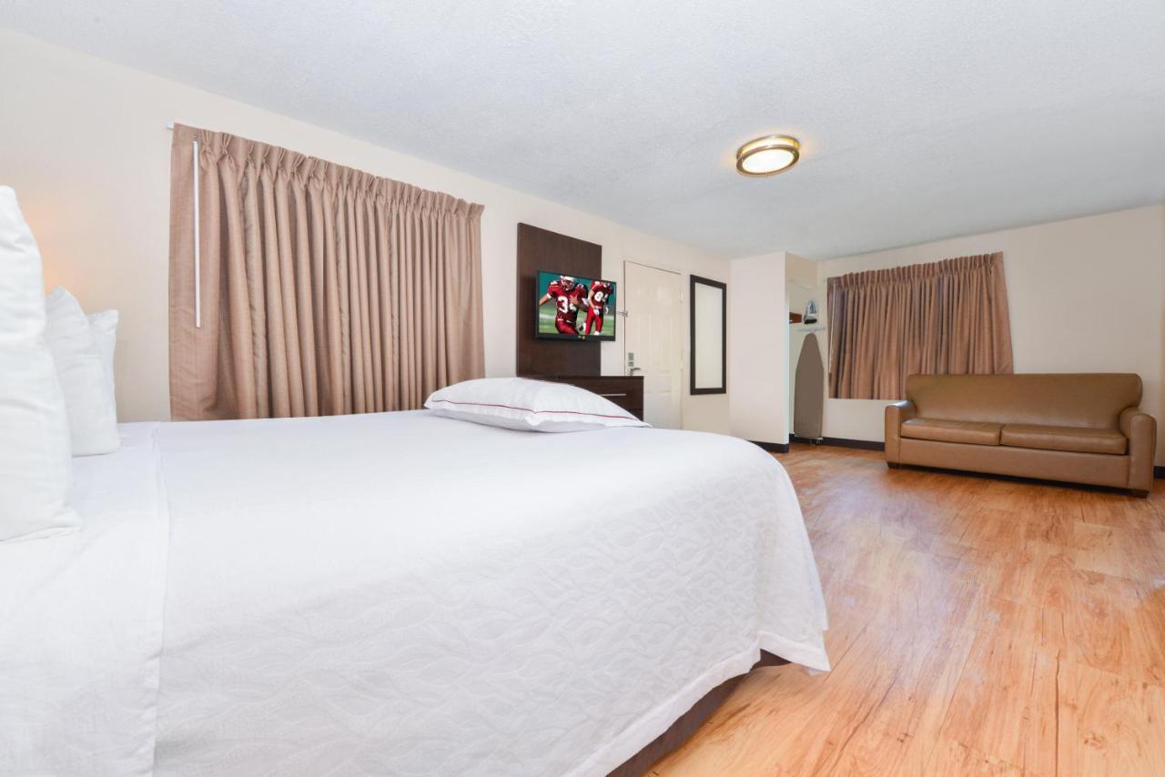 Red Roof Inn Plus+ & Suites Гилфорд Екстериор снимка