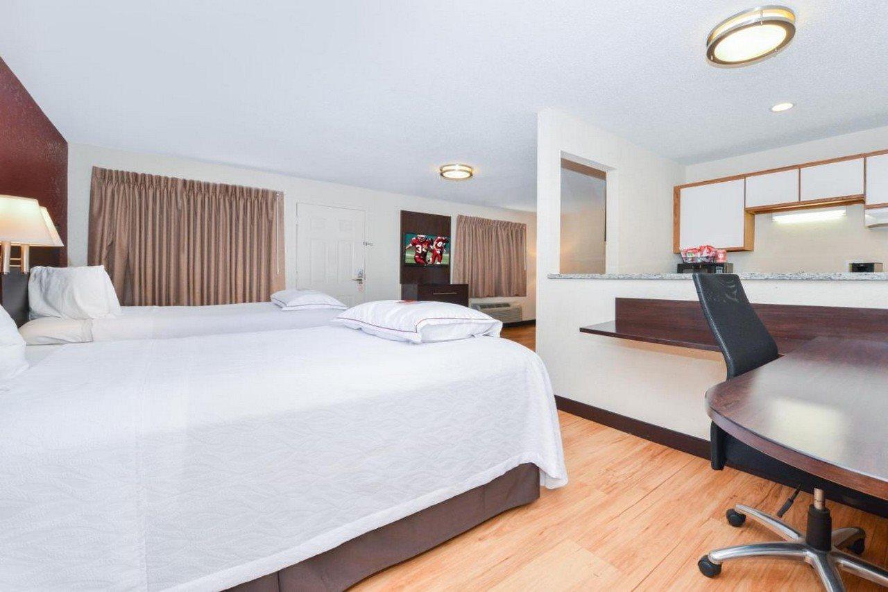 Red Roof Inn Plus+ & Suites Гилфорд Екстериор снимка