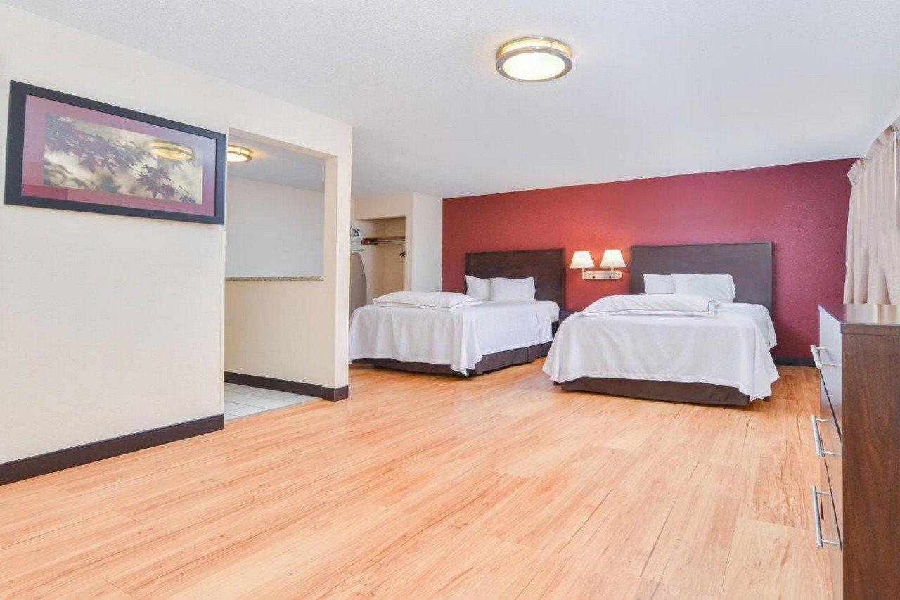 Red Roof Inn Plus+ & Suites Гилфорд Екстериор снимка