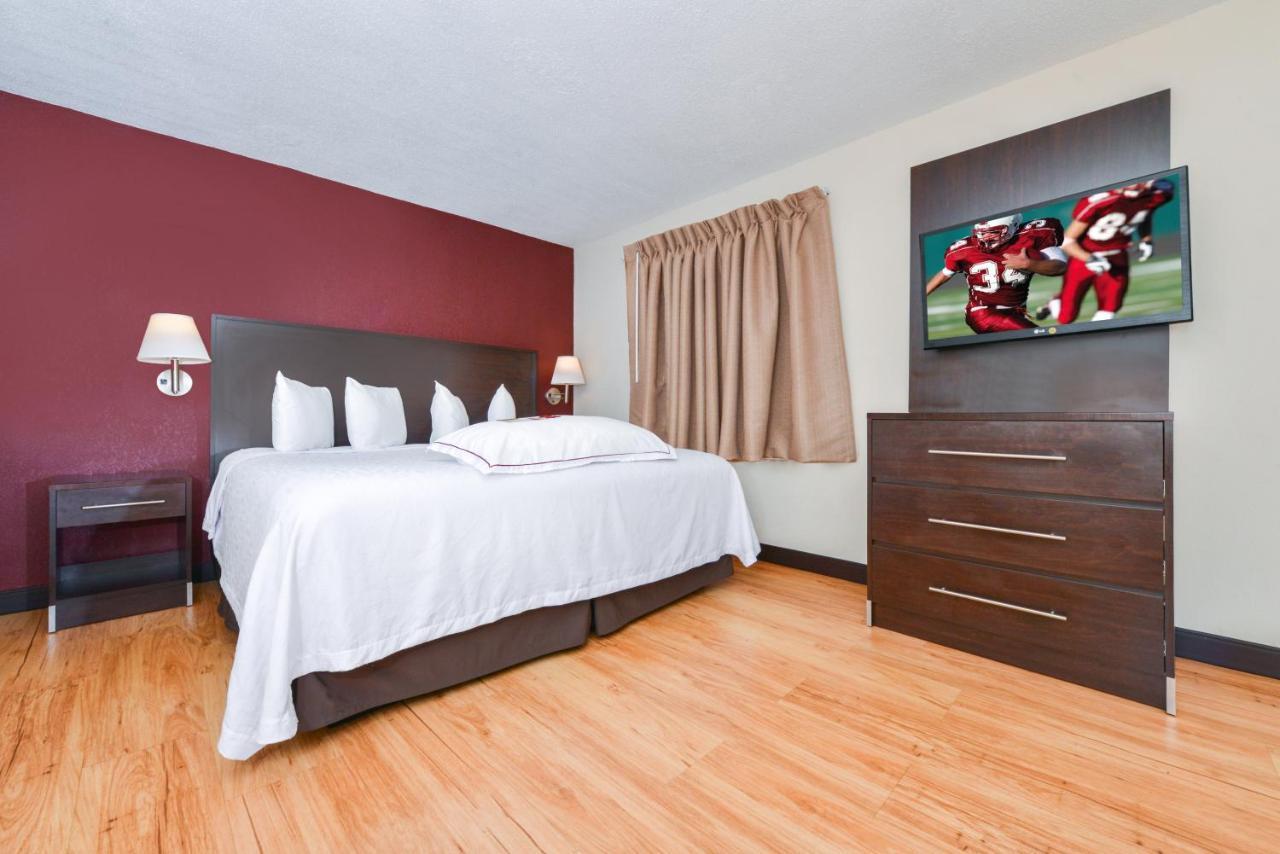 Red Roof Inn Plus+ & Suites Гилфорд Екстериор снимка