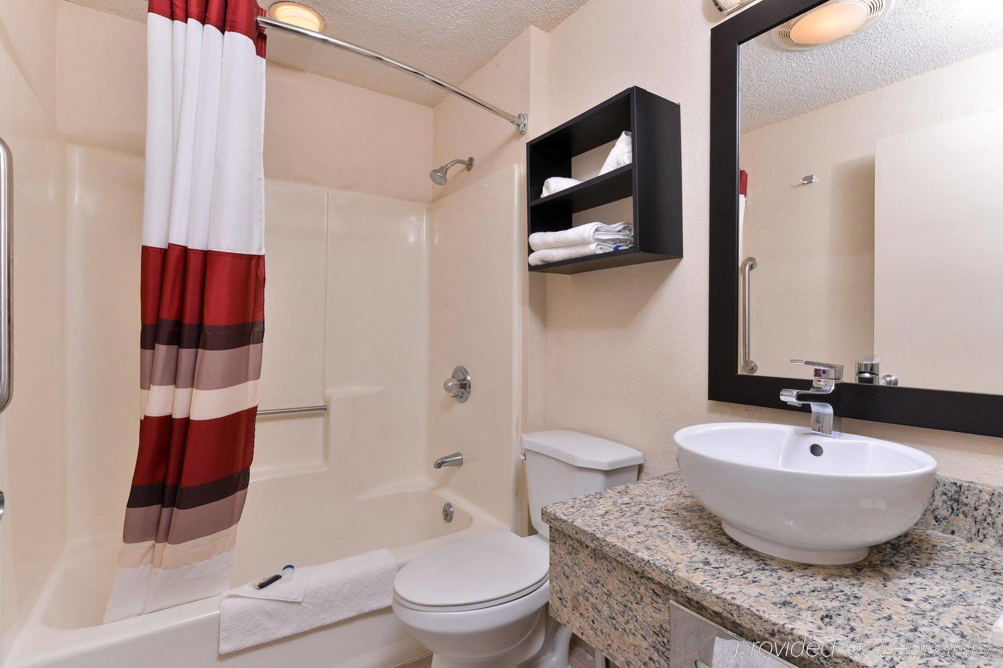 Red Roof Inn Plus+ & Suites Гилфорд Екстериор снимка