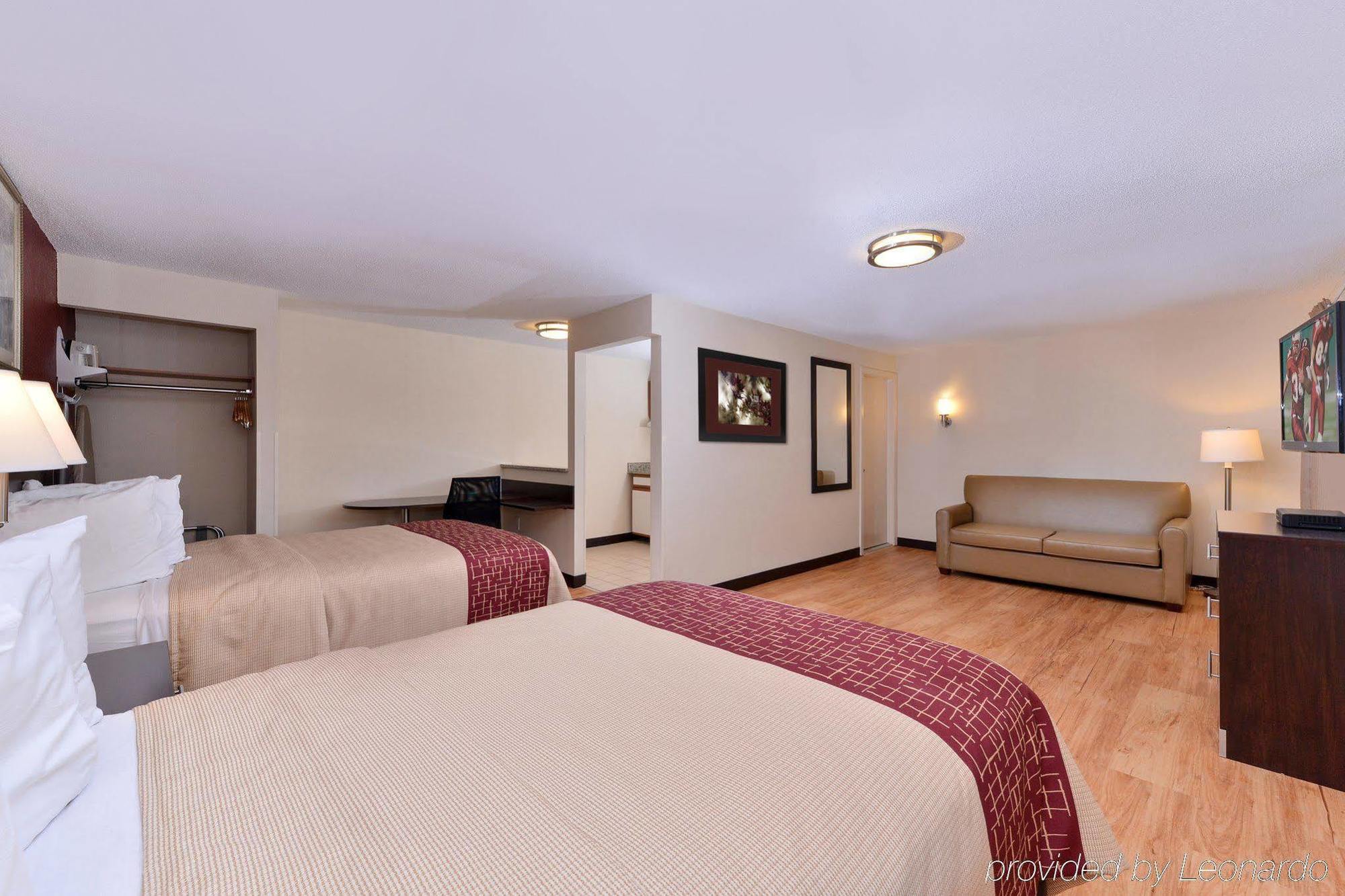 Red Roof Inn Plus+ & Suites Гилфорд Екстериор снимка