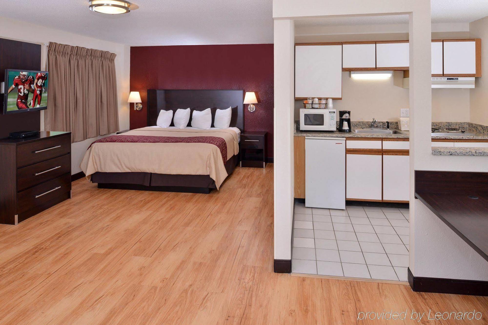 Red Roof Inn Plus+ & Suites Гилфорд Екстериор снимка