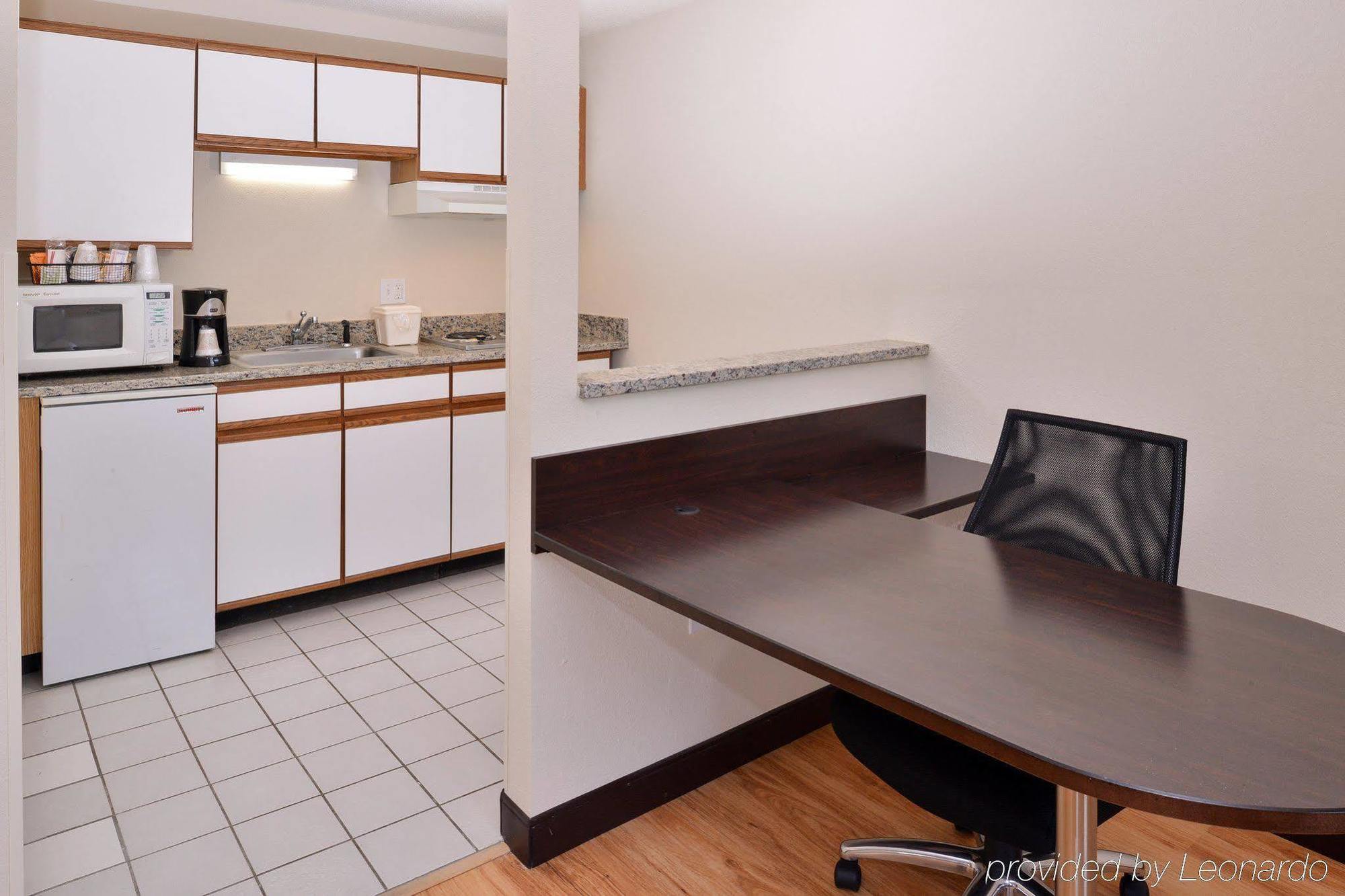 Red Roof Inn Plus+ & Suites Гилфорд Екстериор снимка