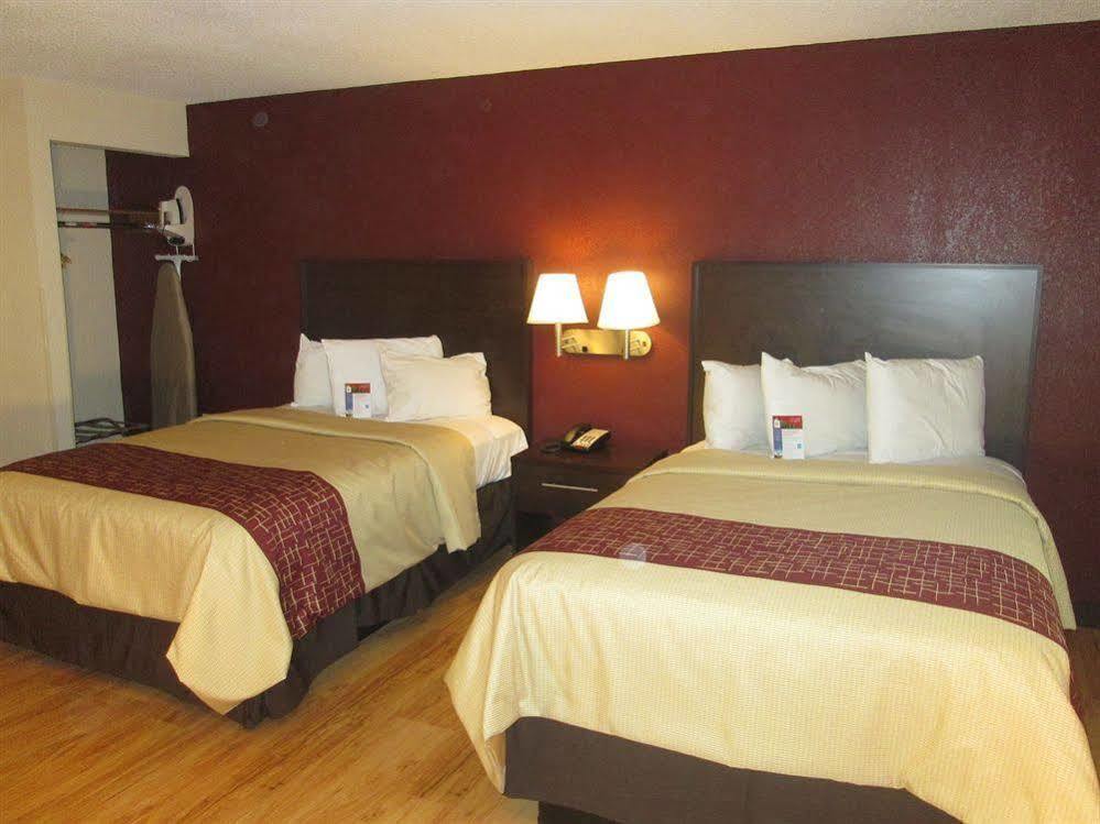 Red Roof Inn Plus+ & Suites Гилфорд Екстериор снимка
