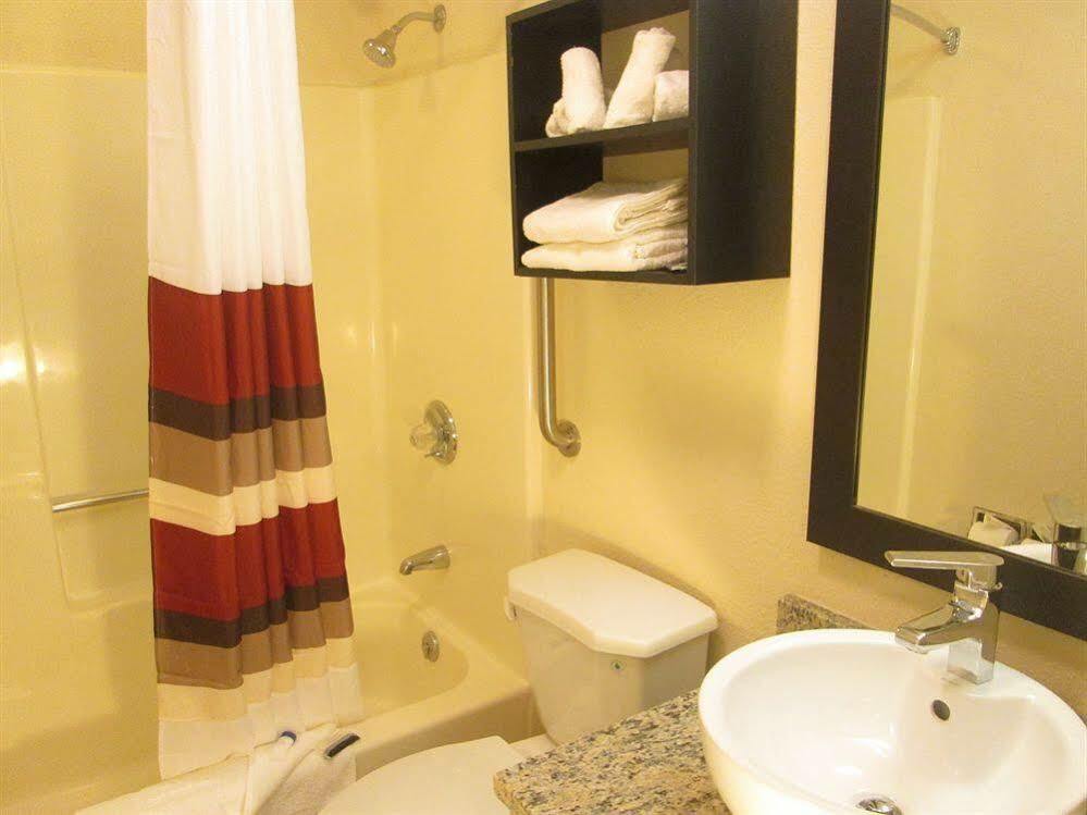 Red Roof Inn Plus+ & Suites Гилфорд Екстериор снимка