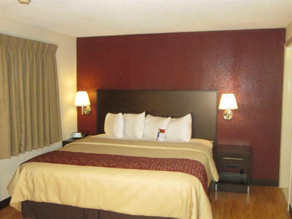 Red Roof Inn Plus+ & Suites Гилфорд Екстериор снимка