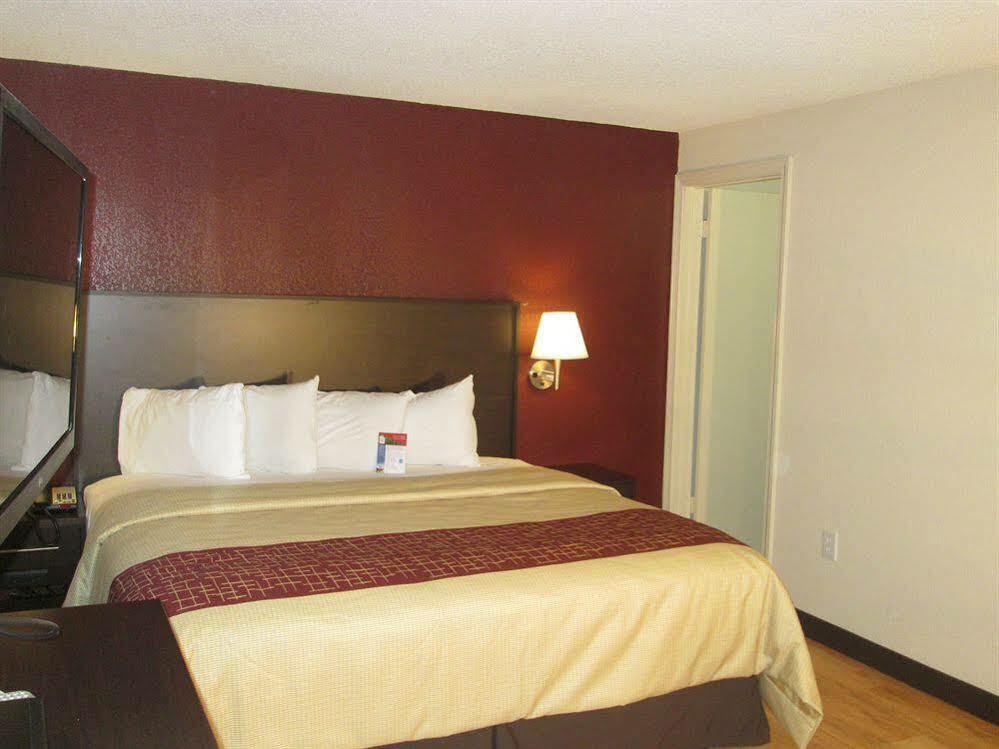 Red Roof Inn Plus+ & Suites Гилфорд Екстериор снимка