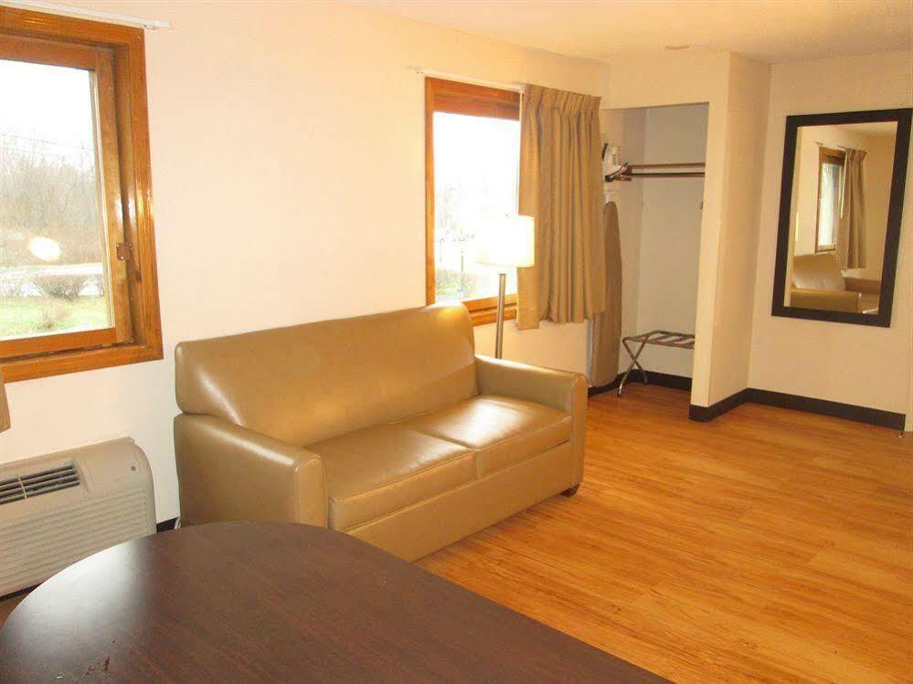 Red Roof Inn Plus+ & Suites Гилфорд Екстериор снимка